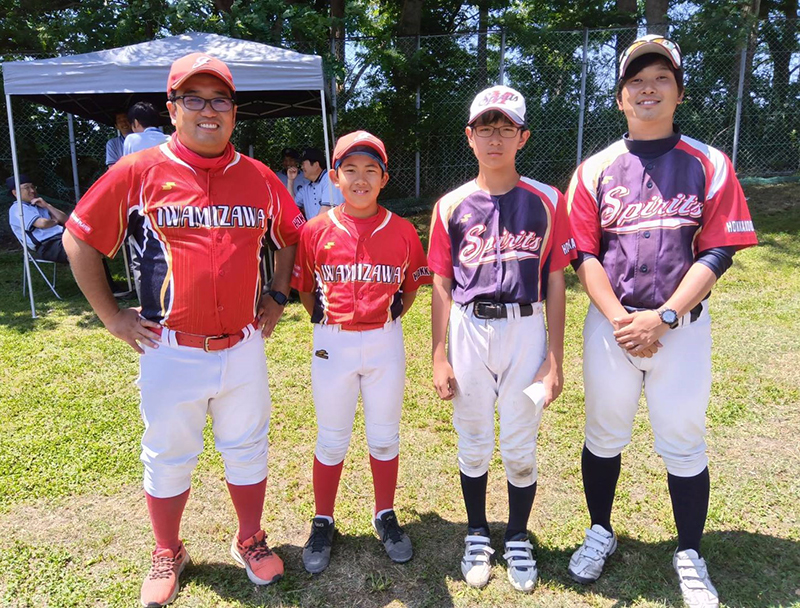写真左から岩見沢学童野球クラブ、三笠スピリッツ