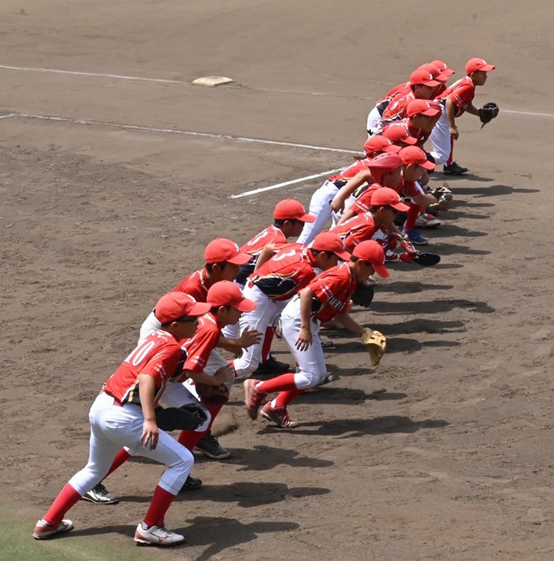 3回戦・整列にベンチ前からダッシュする岩見沢学童ナイン