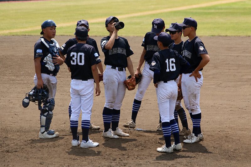 マウンドに集まる札幌羊ヶ丘ナイン