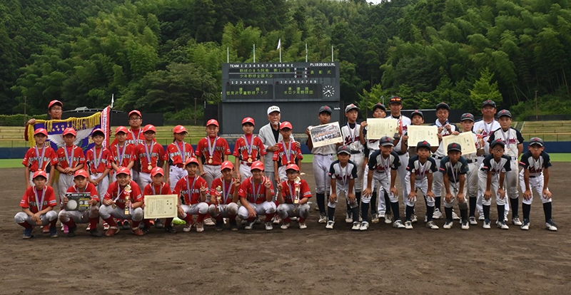 ノーサイド。決勝で熱戦を繰り広げた水口少年野球団との記念撮影（写真提供：岩見沢学童野球クラブ）