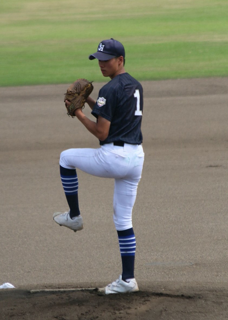 先発・渡邉咲也が5回を4安打1失点、1四球、5奪三振の好投。初回の1点のみに抑え、全国初勝利を力強く手繰り寄せた。