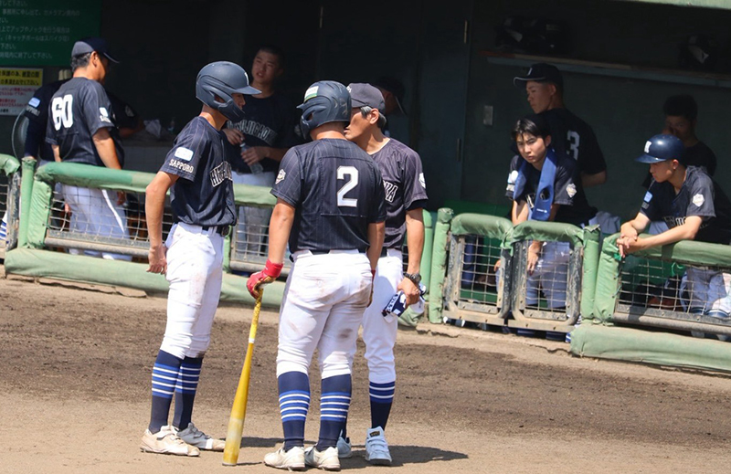 攻撃のタイムで藤橋監督に呼ばれる渡邊咲と瓜生(札幌羊ヶ丘)