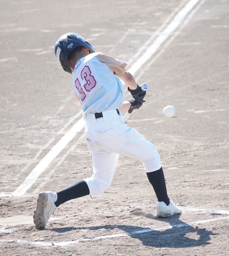 二回、タイムリー三塁打を放つ豊巻(釧路)