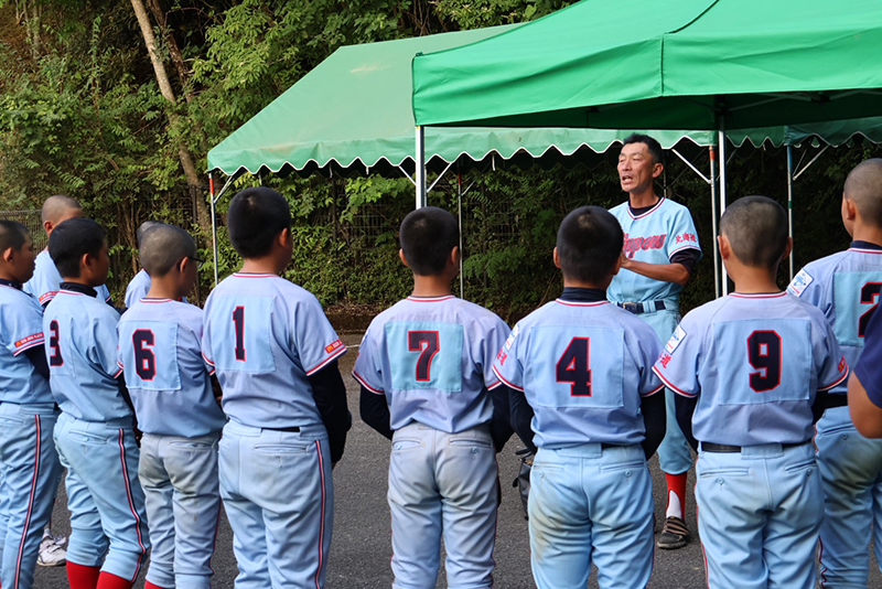 笹谷監督の話に耳を傾ける東16丁目ナイン