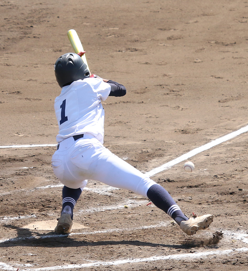 決勝点となるスクイズを決めた笠井（札幌北）