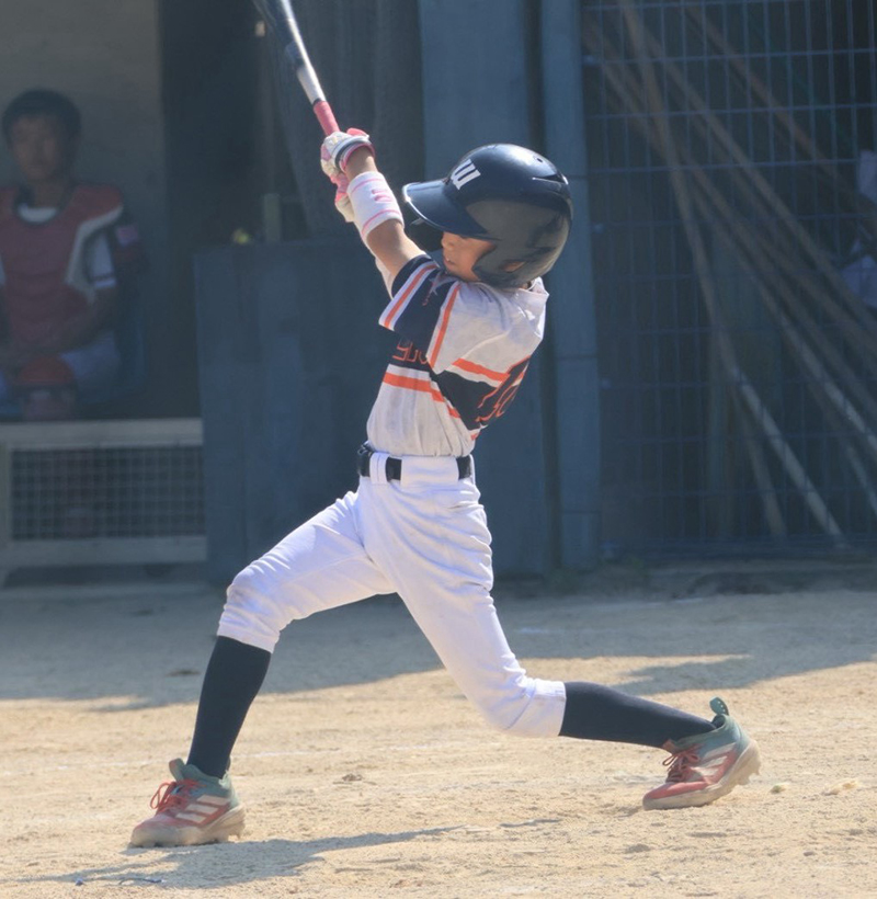 二塁打を放つ大野主将