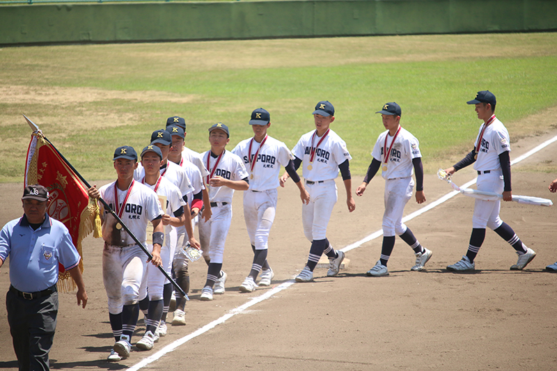 優勝旗を持つ近藤首相を先頭にダイヤモンドを一周する札幌北ナイン