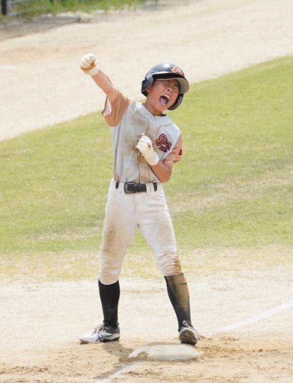 初回、三塁打ベース上でガッツポーズする鹿糠（釧路）