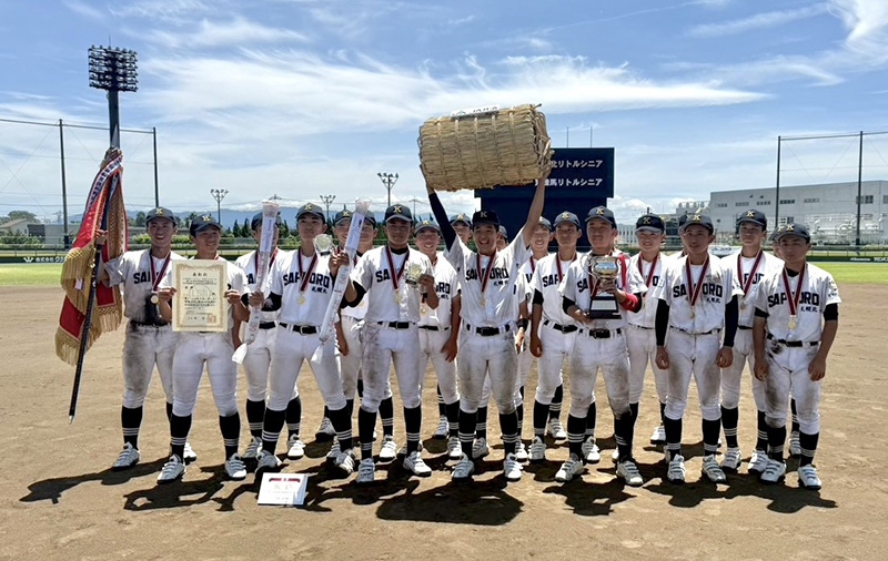 喜びのあまり米俵を担ぎ上げる札幌北の選手