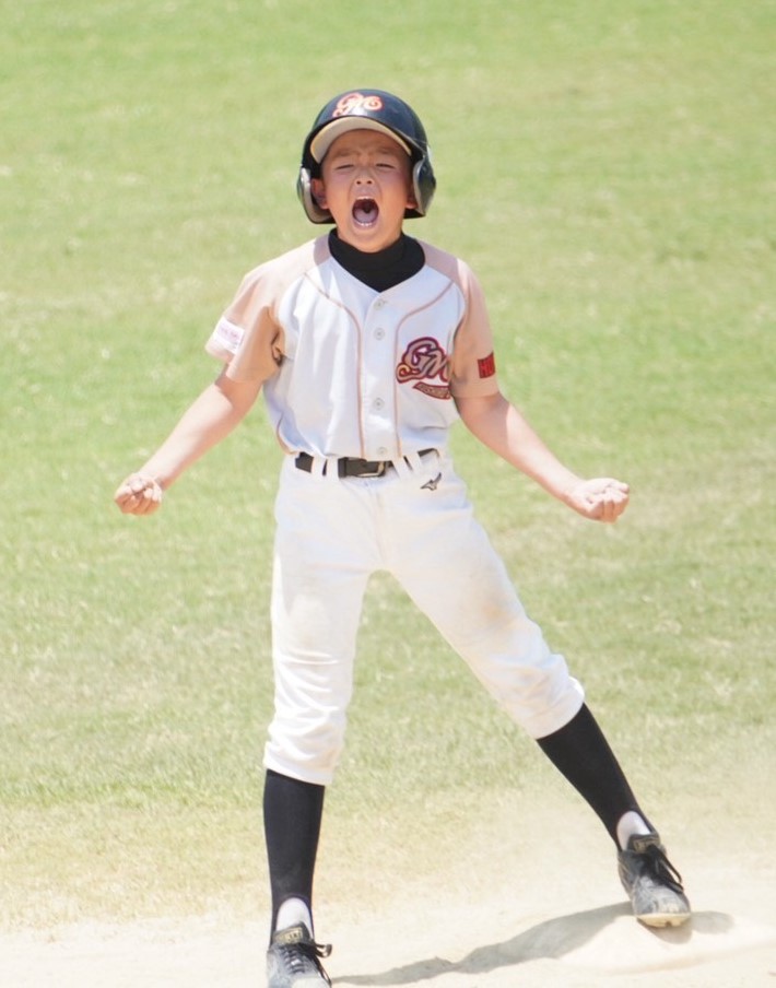 最終回、二塁打を放ち塁上で鼓舞する小泉（釧路）