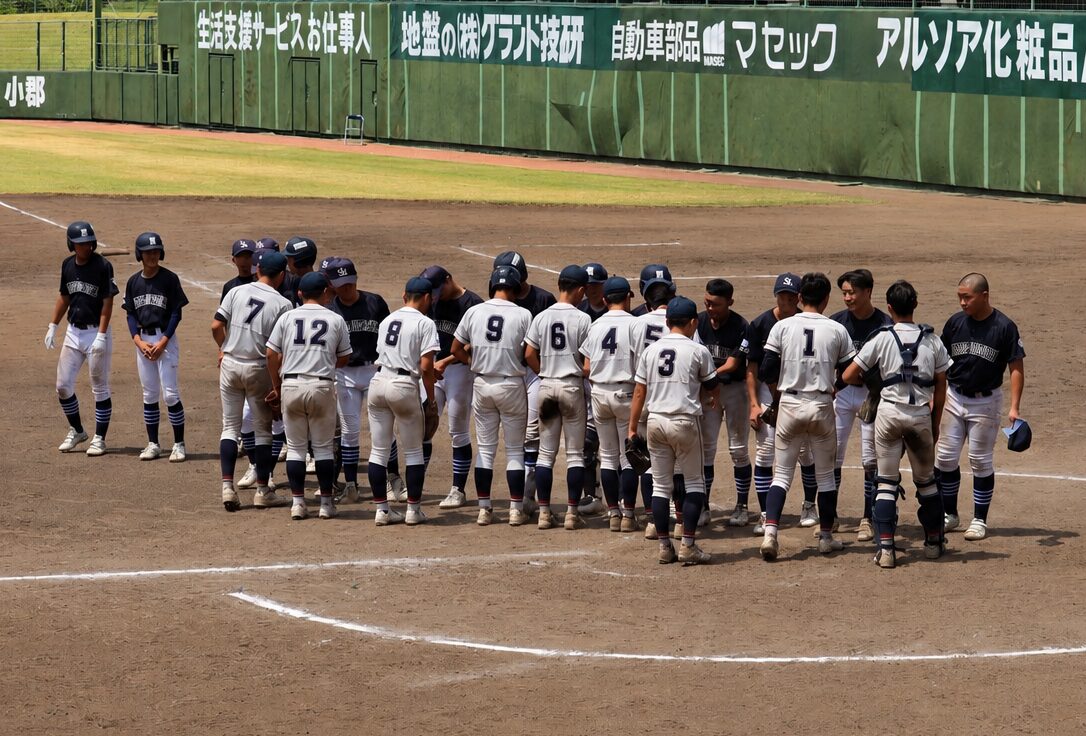 最後の整列を終え、互いに讃え合う瑞穂ナインと札幌羊ヶ丘ナイン