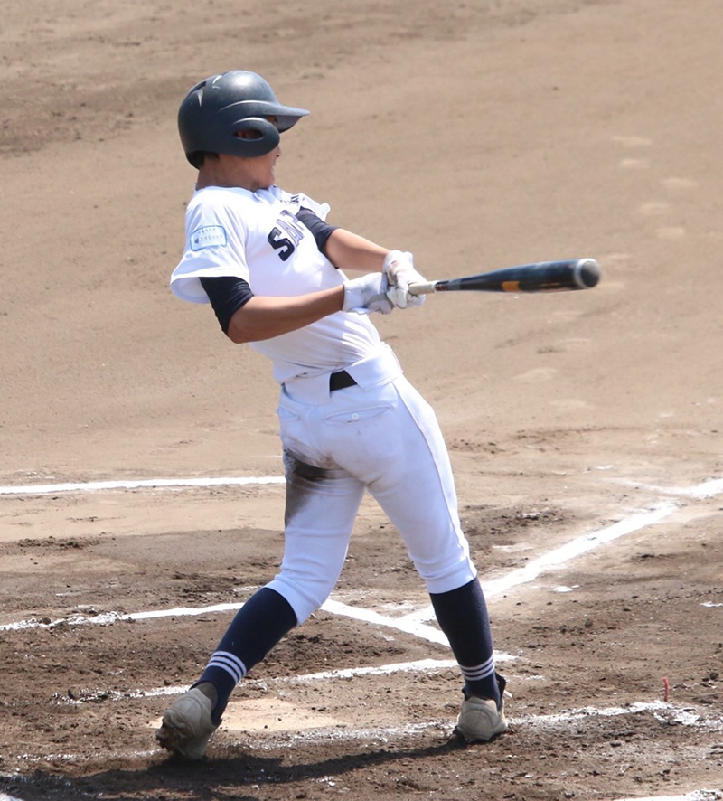 3連打となるセンター前タイムリーを放つ池谷（札幌北）