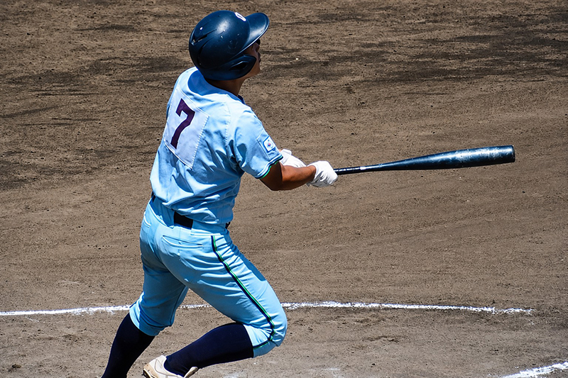 最終回・七回、意地の柵越え3ラン本塁打を放った岡本（大空）