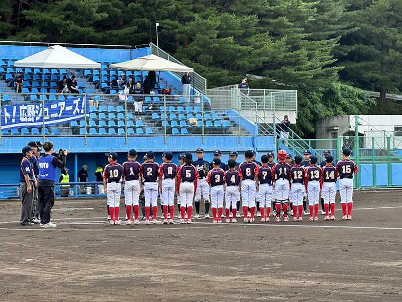 試合終了後、応援席に挨拶する星置レッドソックス