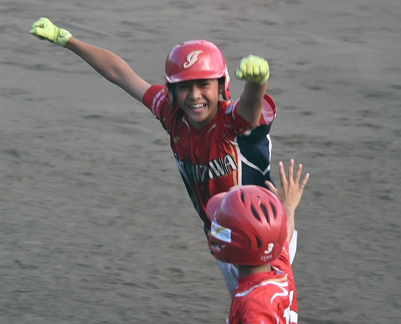 サヨナラタイムリーを放ち両手を上げて喜ぶ中垣（岩見沢学童）