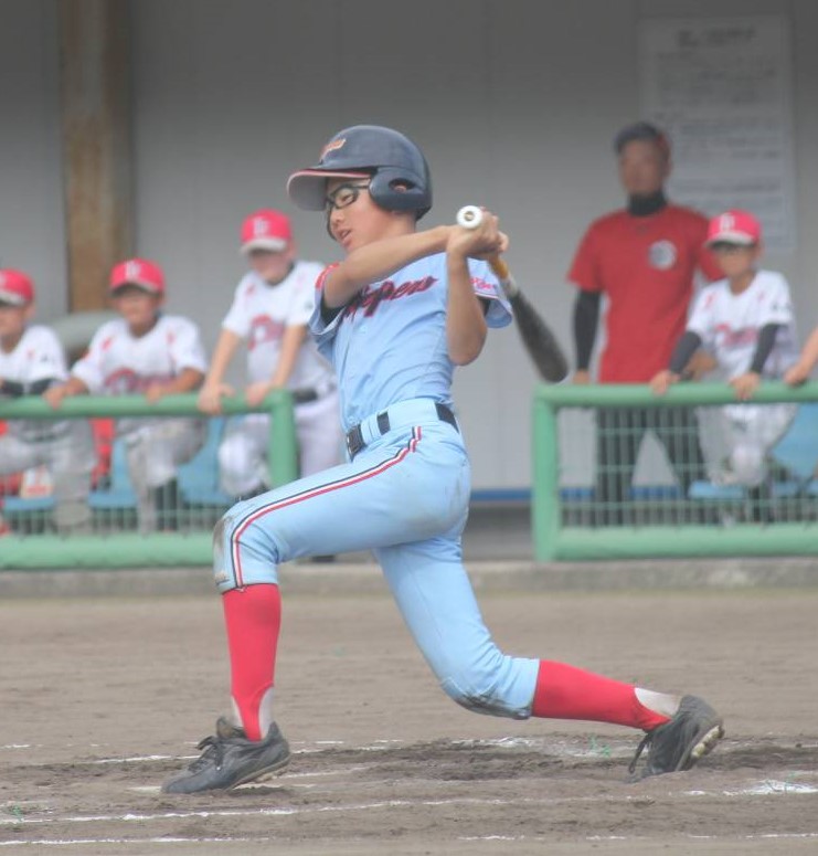 チーム初安打を放った中本選手（東16丁目フリッパーズ）