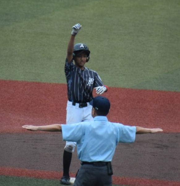二塁上でガッツポーズを見せる稲葉（札幌オールブラックス）