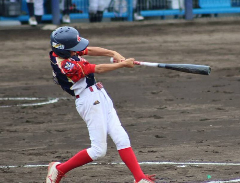 二塁打を放つ石原選手（星置レッドソックス）
