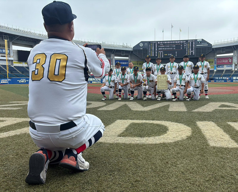 大会終了後、和やかに佐藤監督も映り込む集合写真