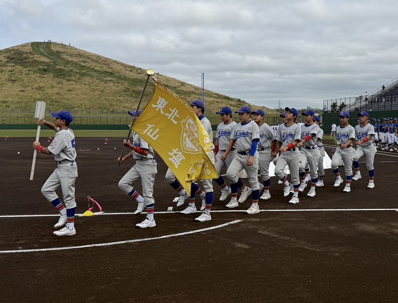 元気に入場行進する仙塩東リトルシニア