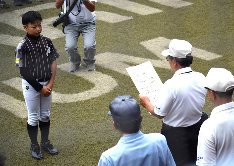 全国ベスト4の証しとなる第3位の表彰を受ける札幌オールブラックス・近藤志月主将。