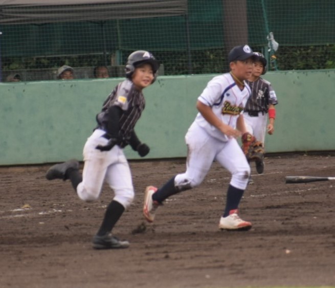 写真左・ダメ押しとなる三塁打を放った近藤主将（札幌オールブラックス）