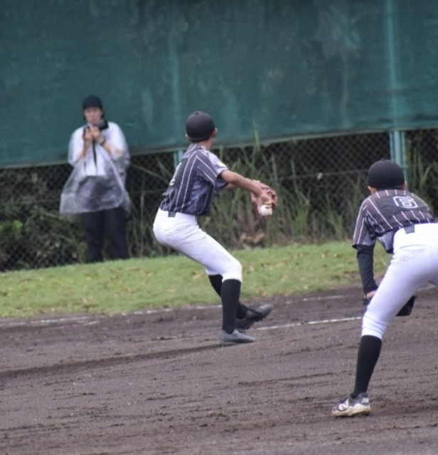 写真左・四回1失点の先発・稲葉投手（札幌オールブラックス）