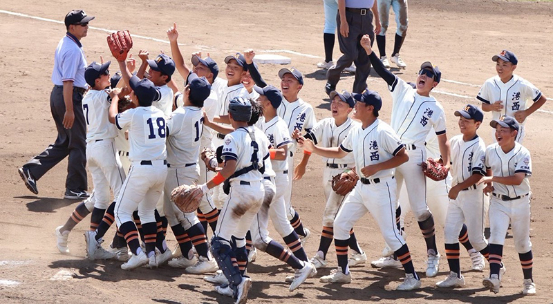 初優勝の瞬間、マウンド上で歓喜する函館港西ナイン