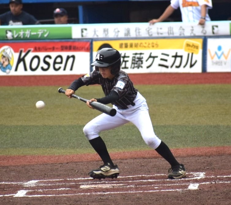 初回セーフティバントを決める長谷川