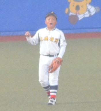 外野から誰にも負けない大きな声を送り、仲間を支え続ける小館。