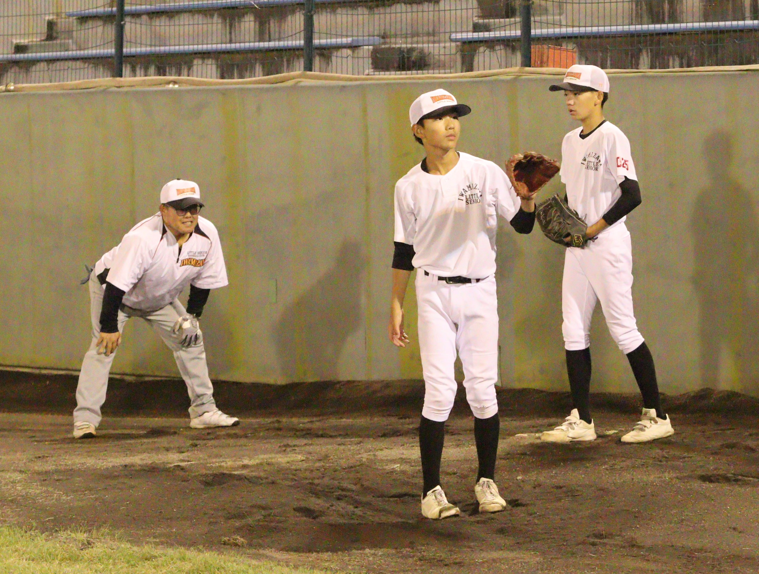 投手陣に指導する谷口監督（岩見沢シニア）
