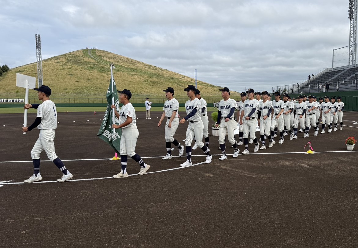 元気に入場行進する日高リトルシニア