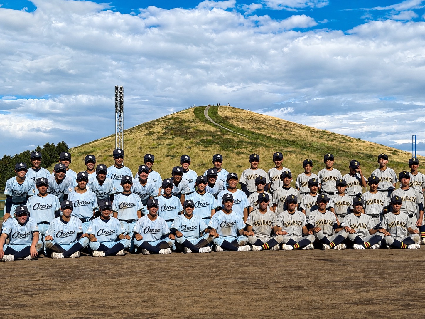 準決勝終了後、モエレ山をバックに、大空、新発田両ナインがそろって記念撮影を行った。