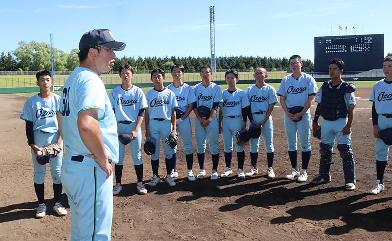 真剣な表情で冨田監督の話に耳を傾ける大空ナイン
