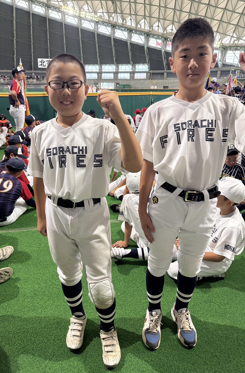 空知ファイヤーズナイン・写真左から藤宮主将、長谷川投手