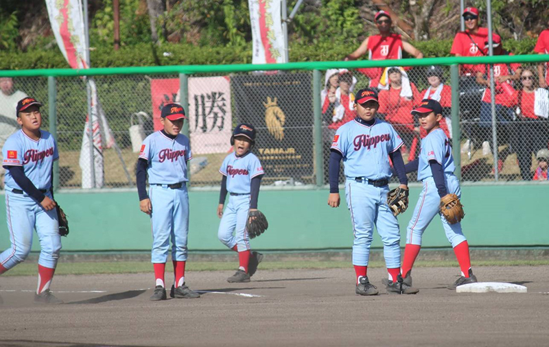 試合前のシートノックでの東16丁目ナイン