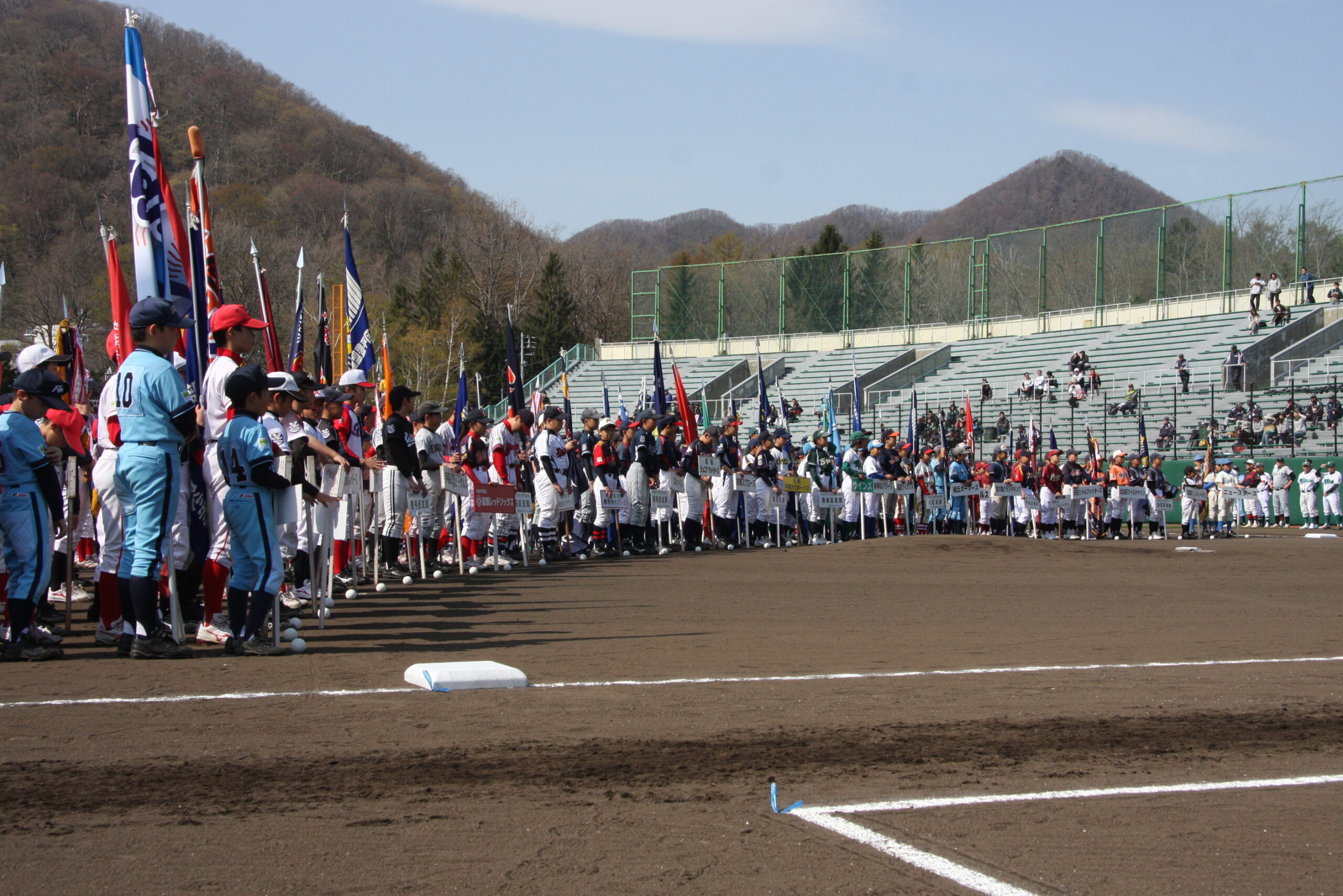 札幌円山球場に一堂に集まった32チーム