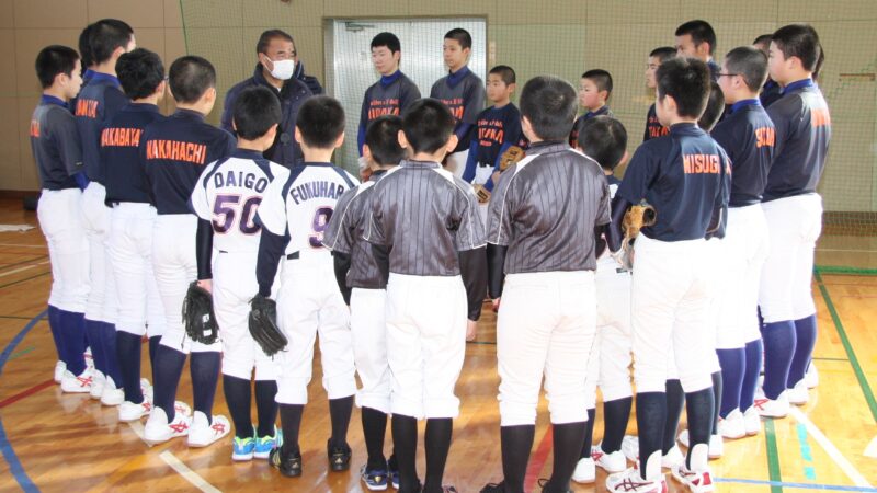 “流しのブルペン捕手”安倍さん　新冠で野球教室 