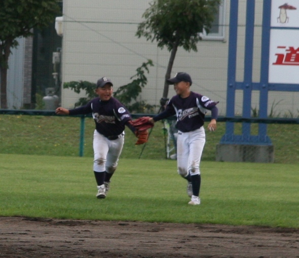 写真左から左翼手・大平、中堅手・守野