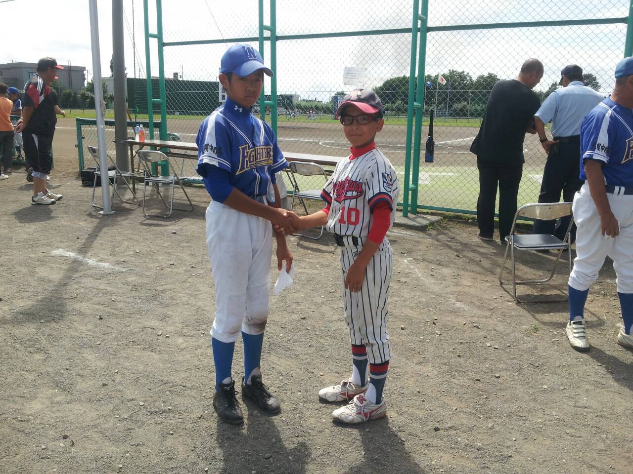主将握手