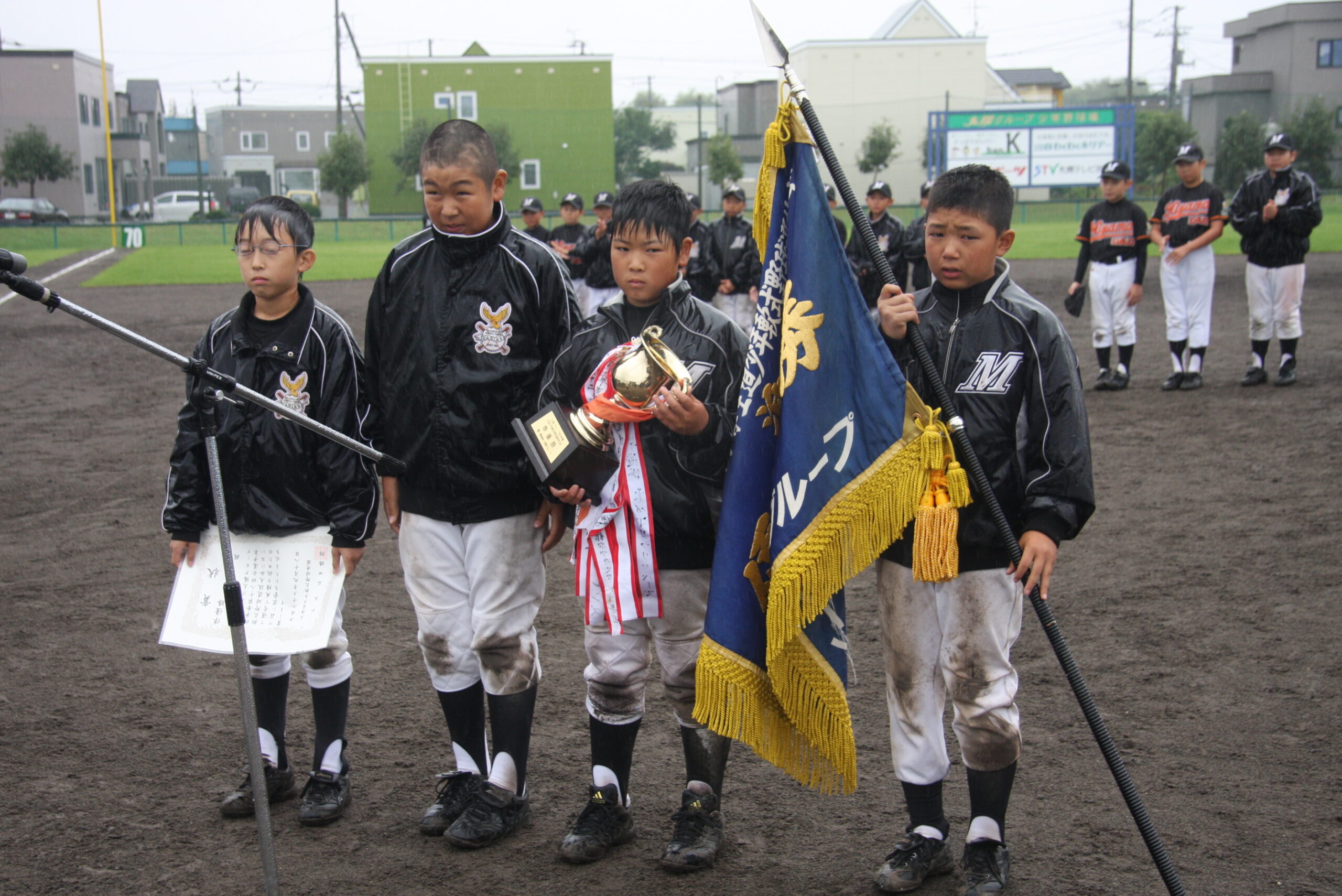 準優勝旗などを手にする美山ナイン