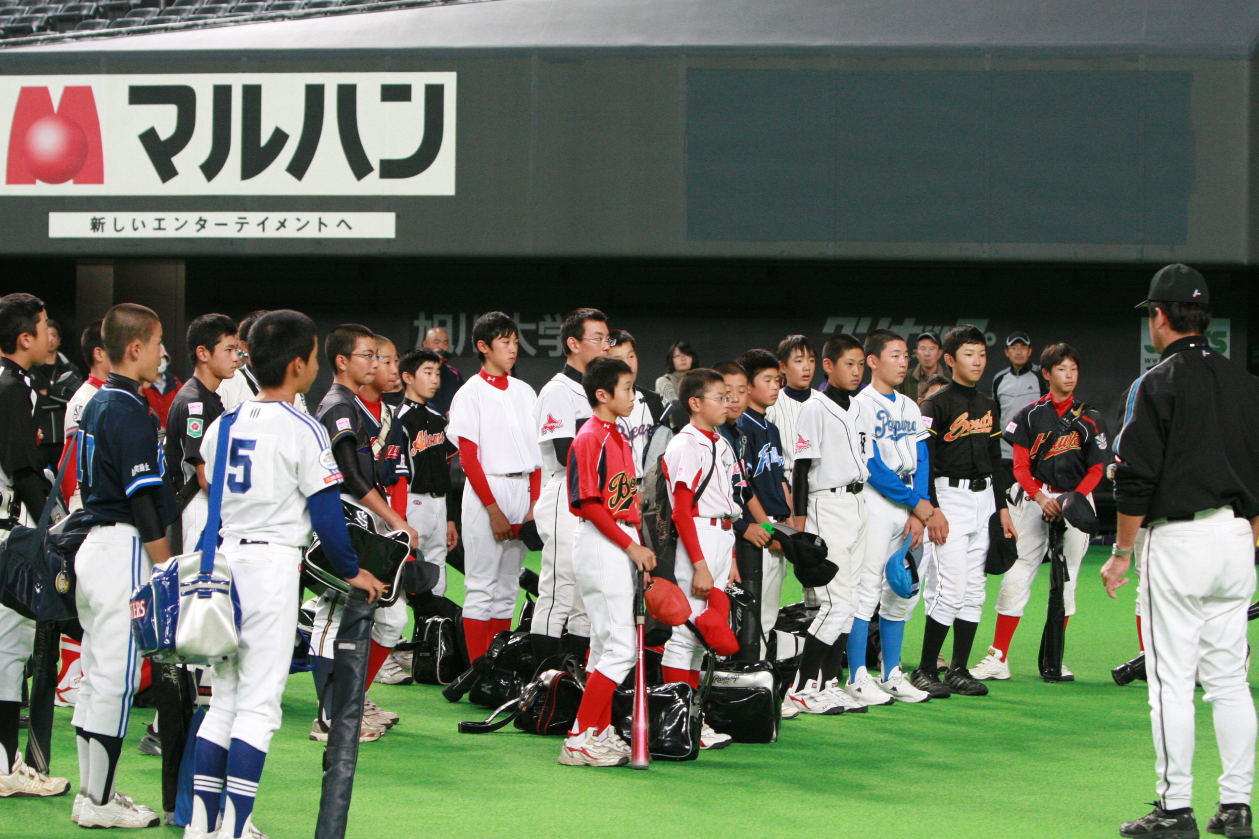 ファイターズJr 指導者の話を聞く少年野球球児