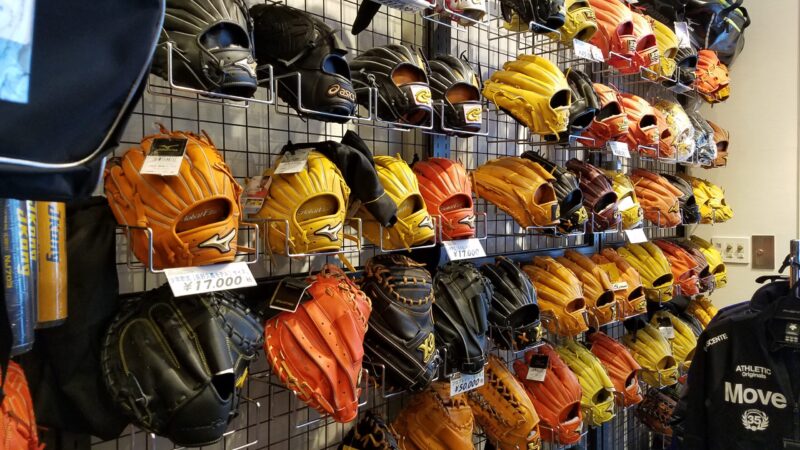 新シーズン開幕に向け、野球用品フェアー 