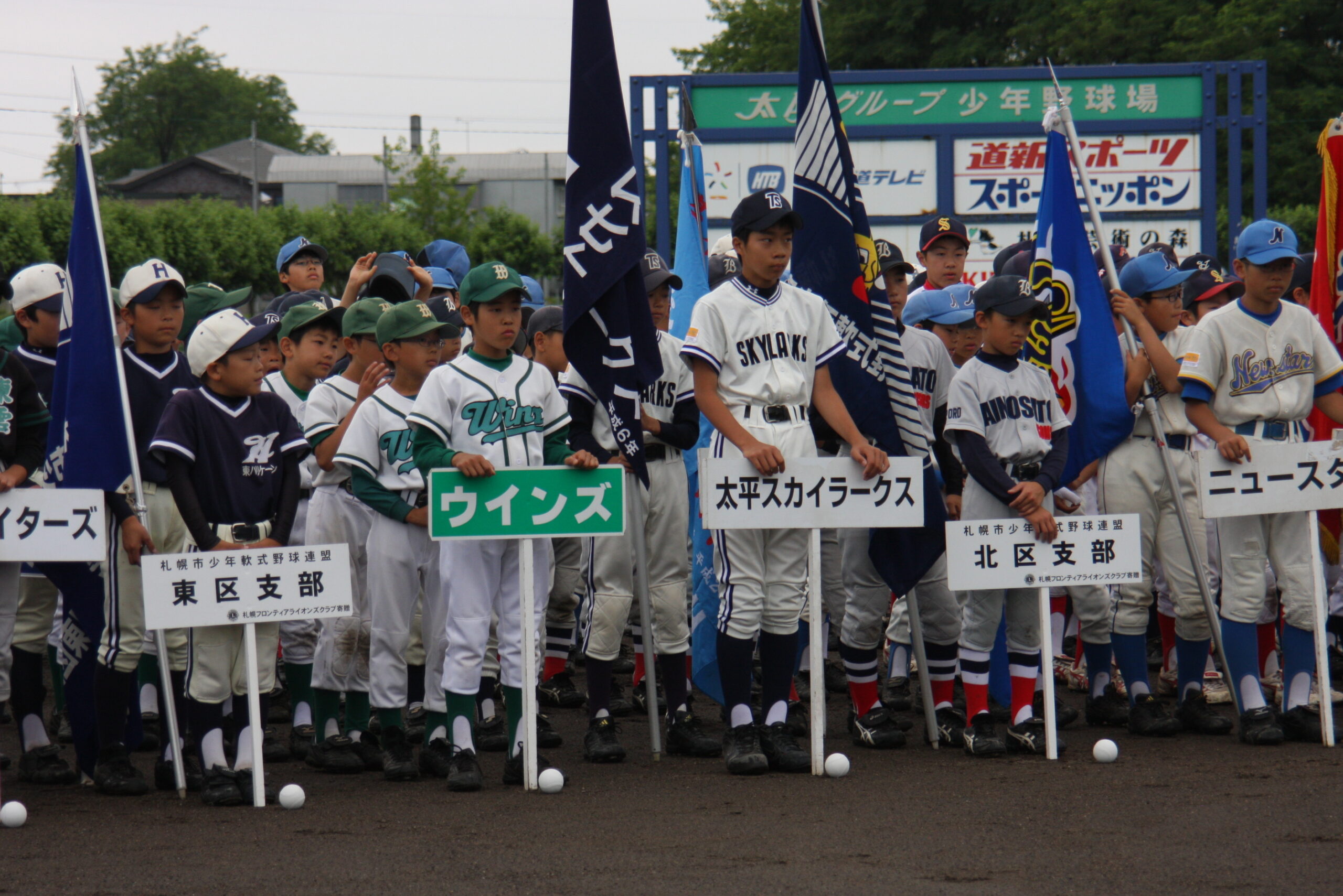 整列した選手-3