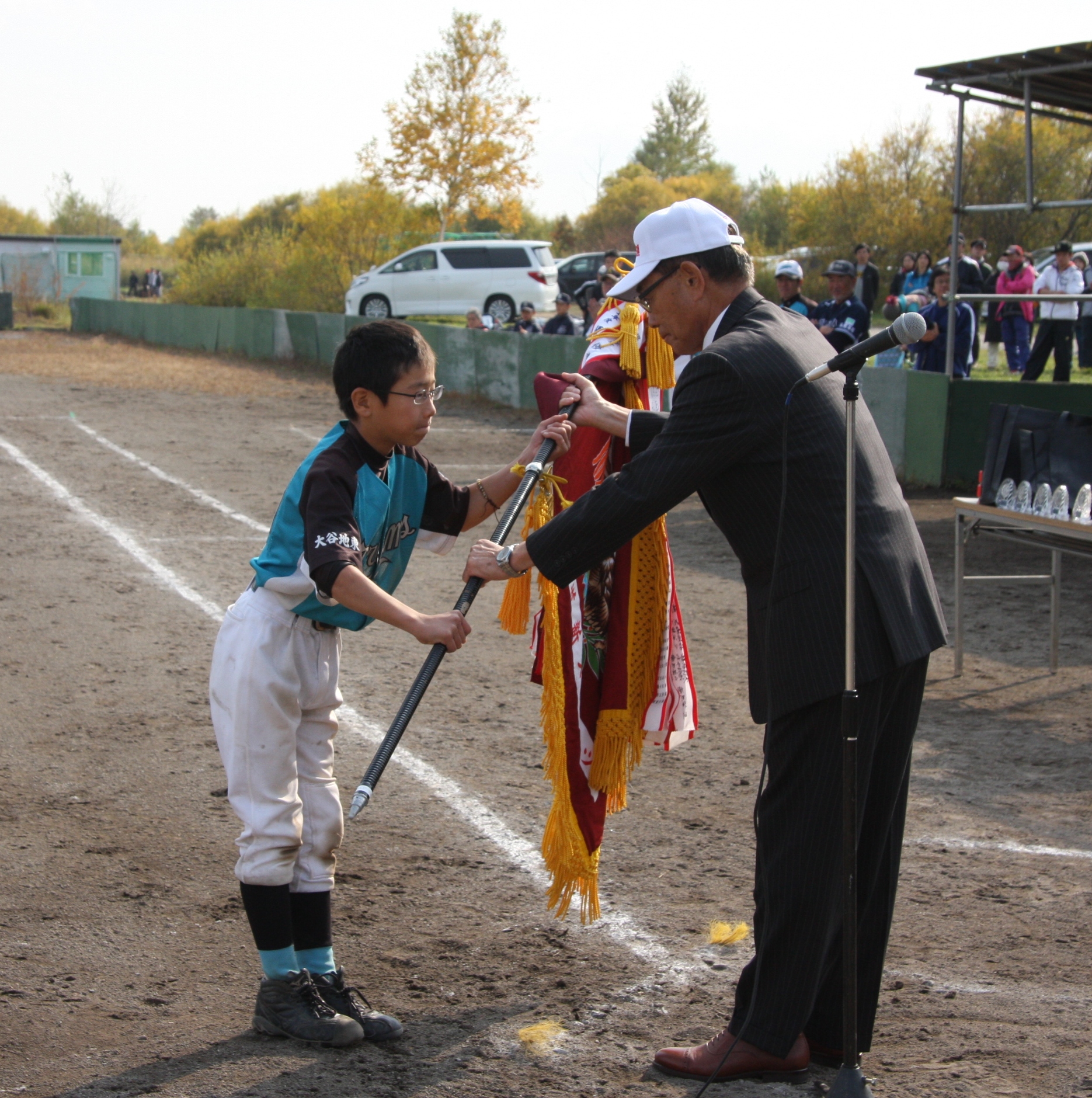 ガッチリと優勝旗を掴んだ甲斐主将(大谷地東)