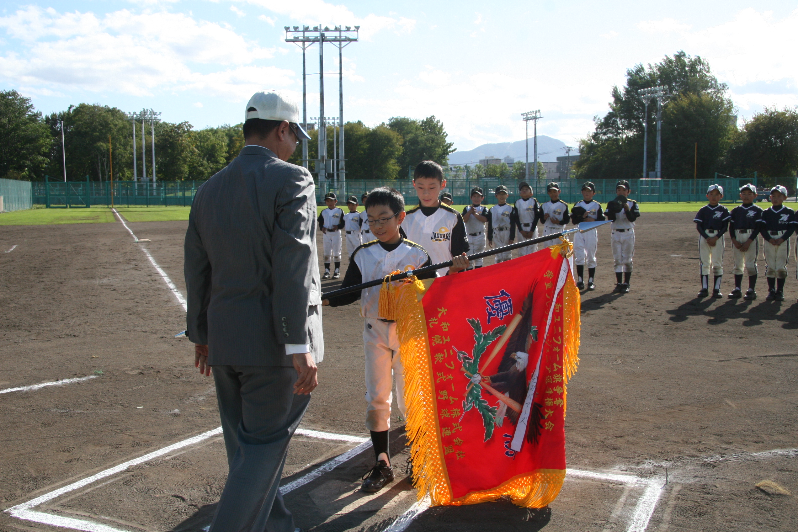 優勝旗を受け取る篠路ブラックの選手