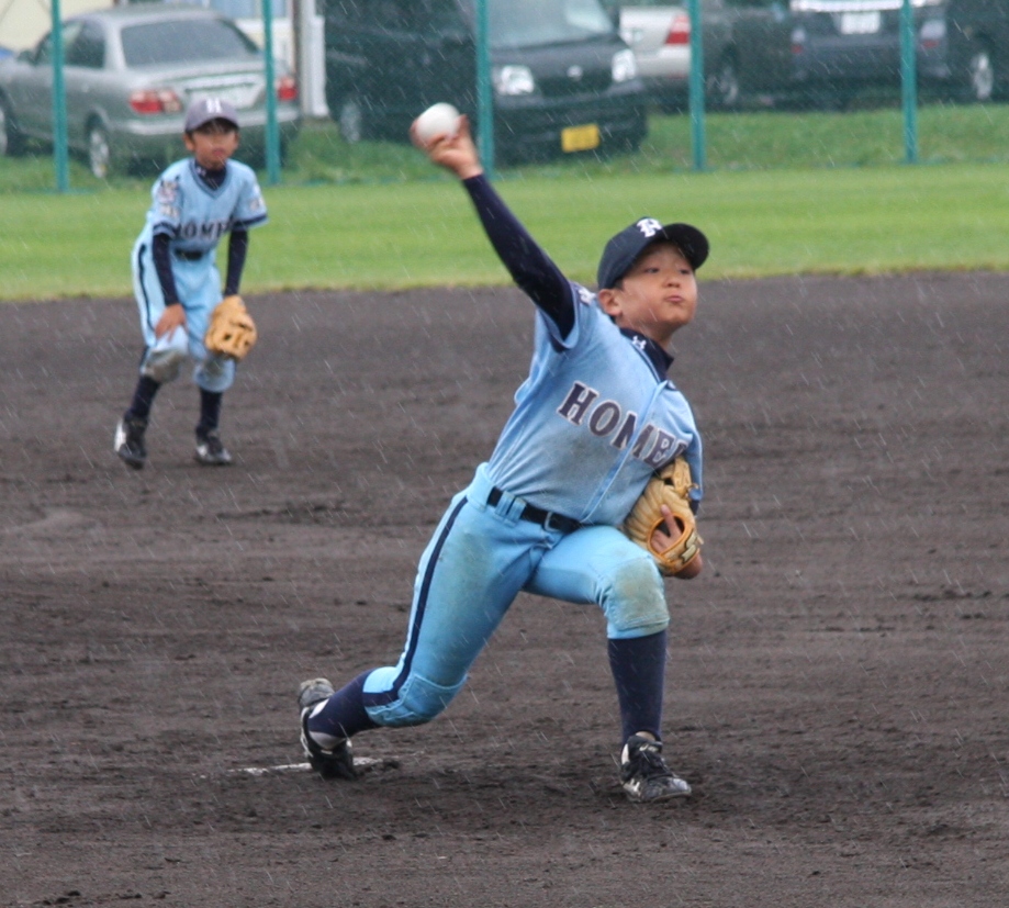 涌嶋投手(緑丘)、写真左二塁手田澤選手