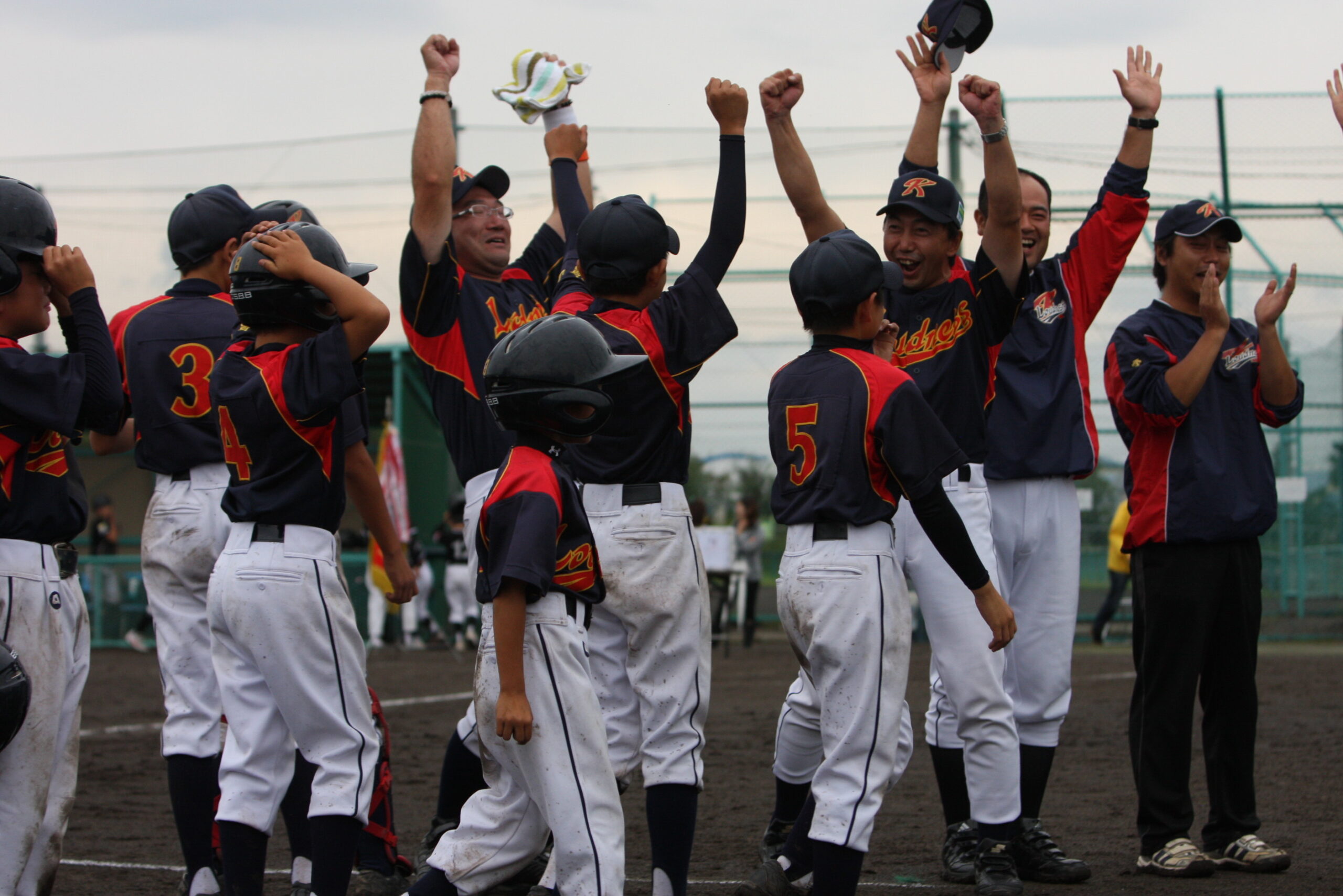 応援団に優勝報告をする北檜山ナインと指導者