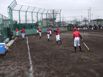 試合前の準備をする滝川少年野球倶楽部の先週たち