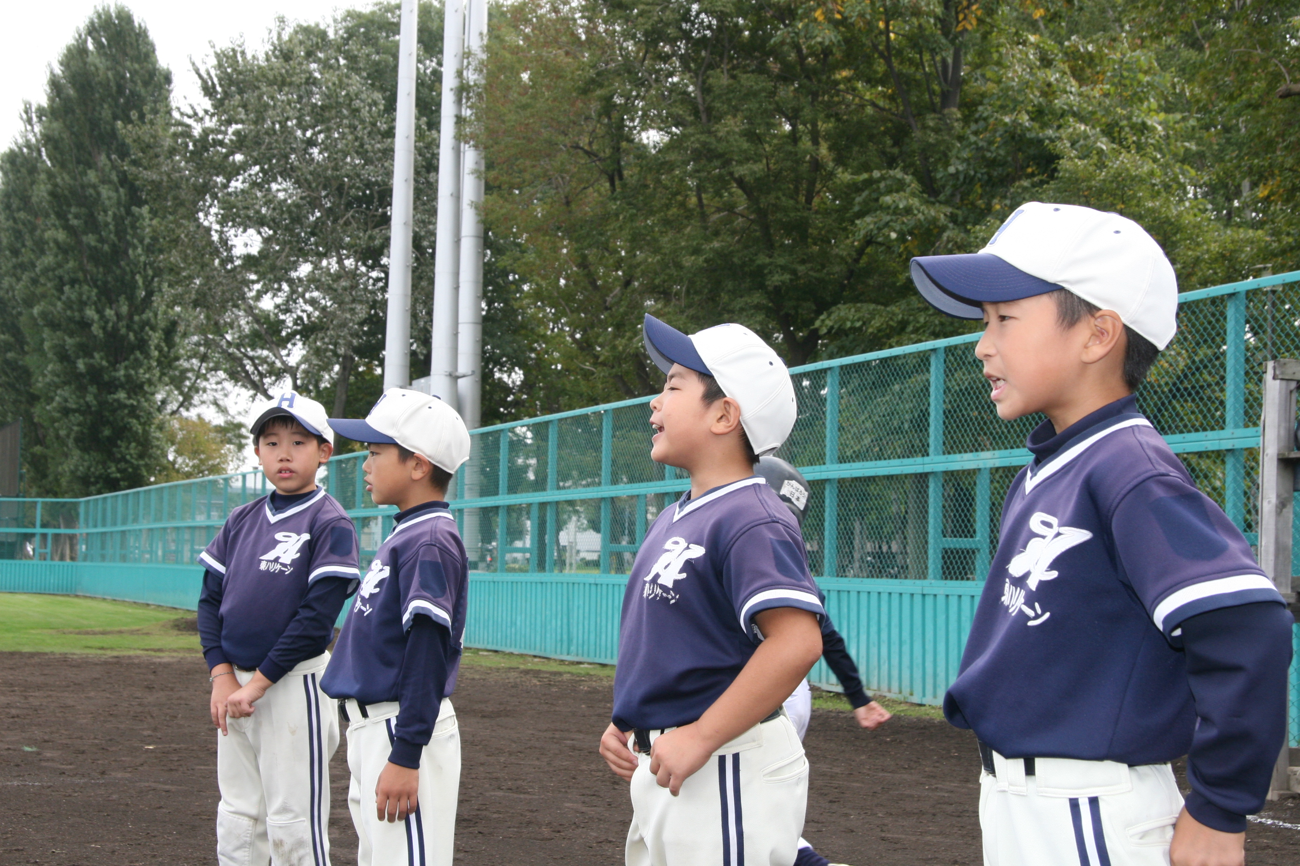 声援をおくる選手たち